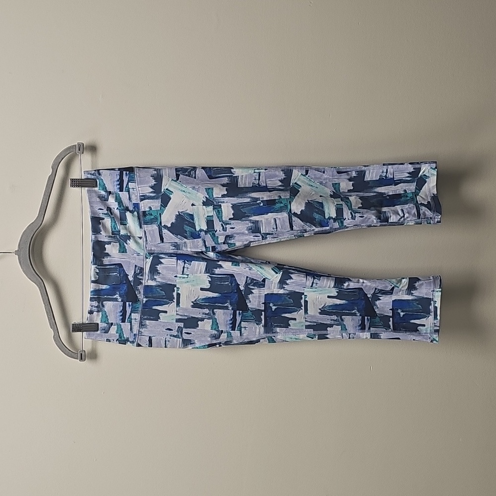 Abstract Patterned Capri Leggings